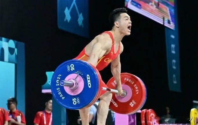 石智勇三次挺举失败功亏一筹，罗诗芳主动放弃最后一把获得冠军，同样是举重运动员，形