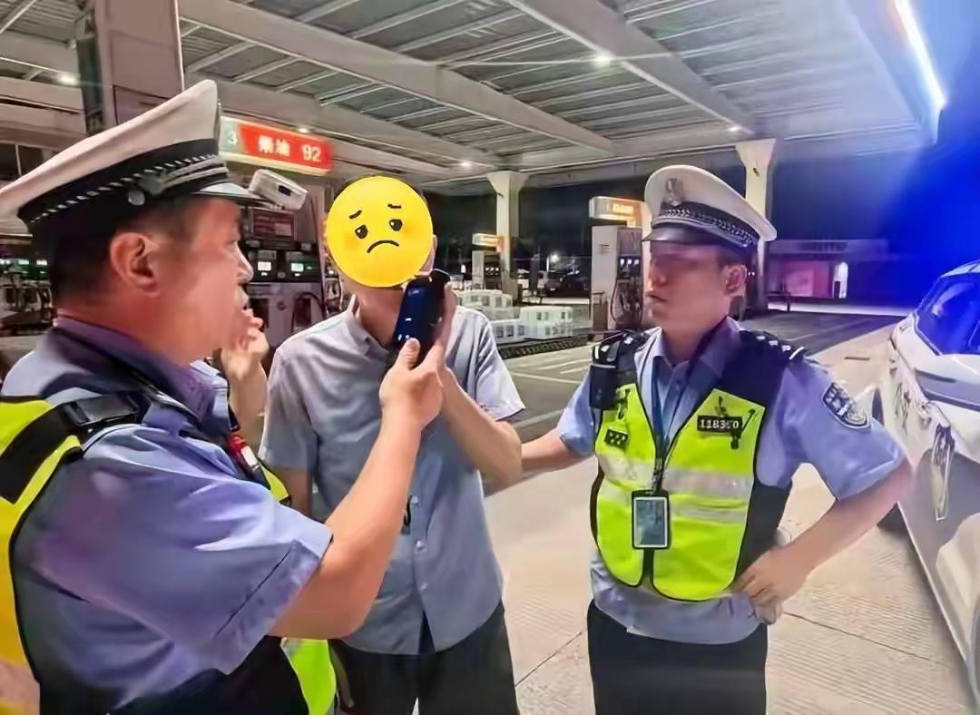 杭州一名男子凌晨看热闹，将自己看成成了醉驾，当时是凌晨一点多，他驾着自己的车去充