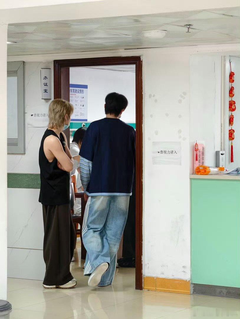 在医院看见刘也李振宁刘彰了很难得看到三人休闲私服同框，没有舞台妆造加持，素颜等候