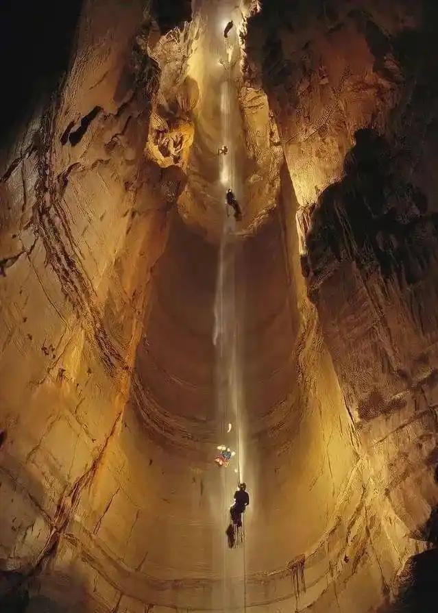 2018年，俄罗斯一支科考队，为了搞清维洛夫金娜洞穴到底有多深，再度前往地下22