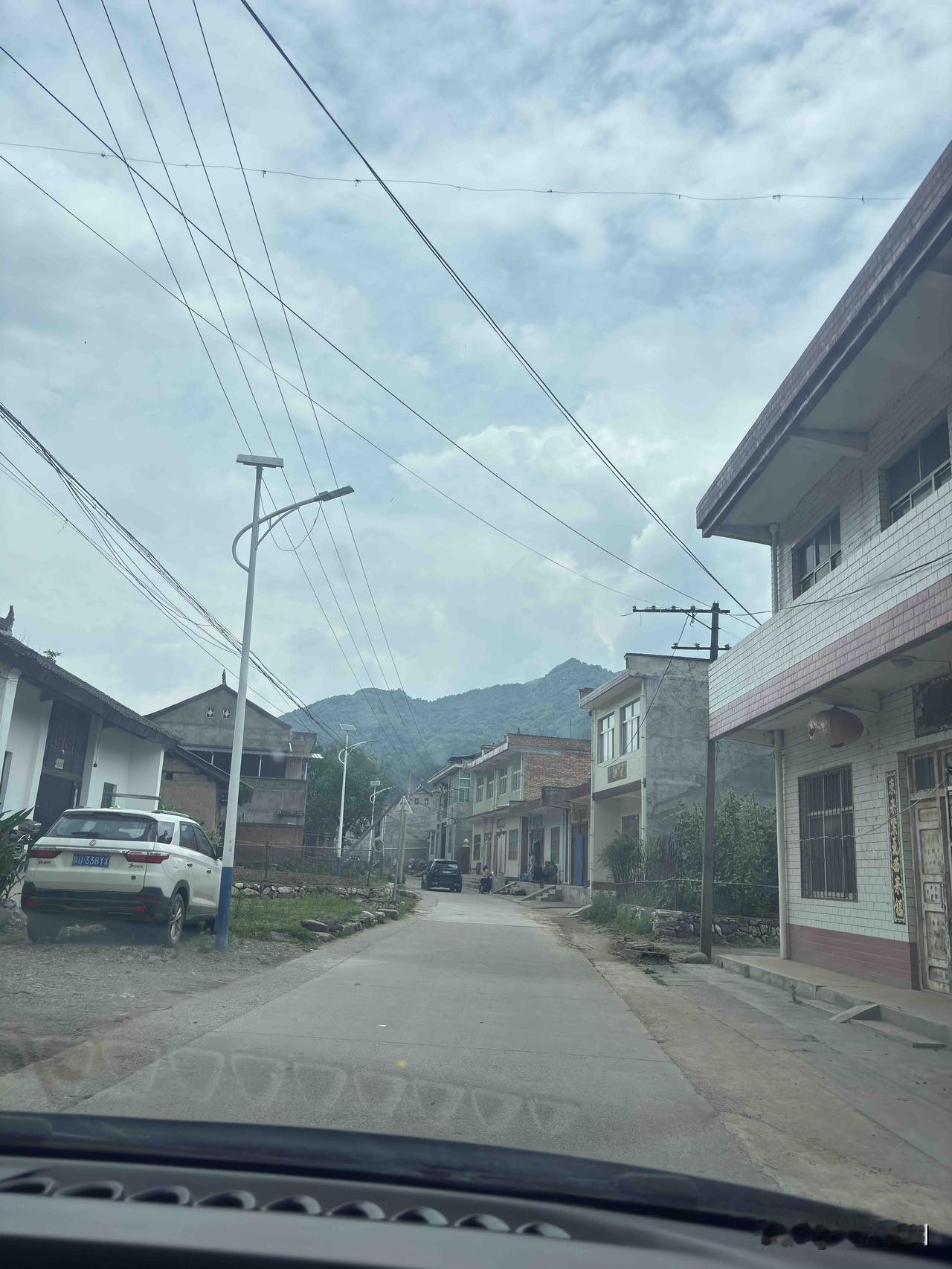 洛南保安镇沿途随拍，这是瓦眉路上拍的，看看这是哪个村子？这里夏天很凉快，就是路比