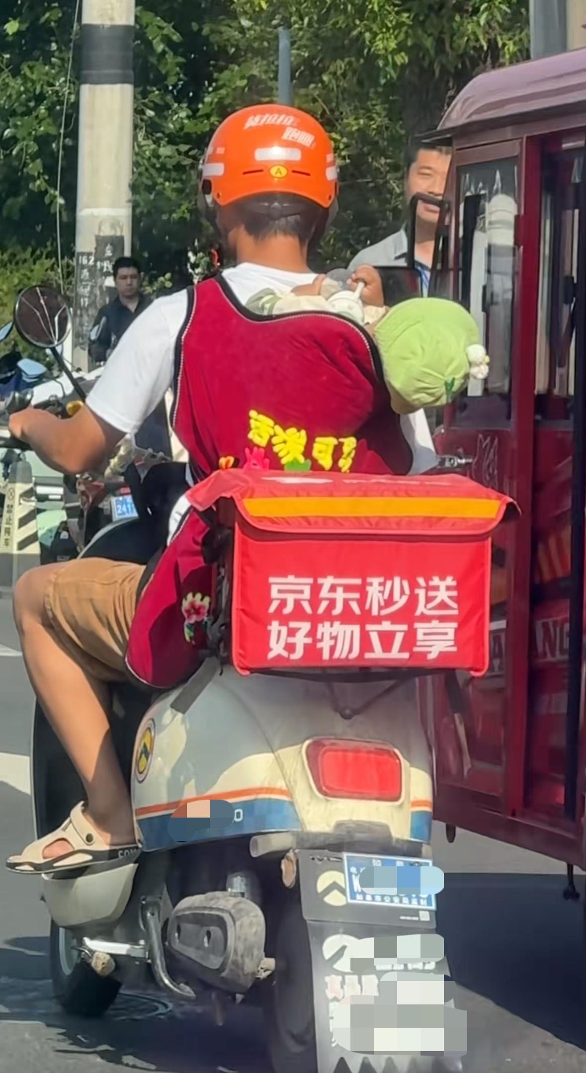 但愿这不是作秀！说实话这么大热天带孩子出去送外卖真的让人无法感动！孩子自己还抱着