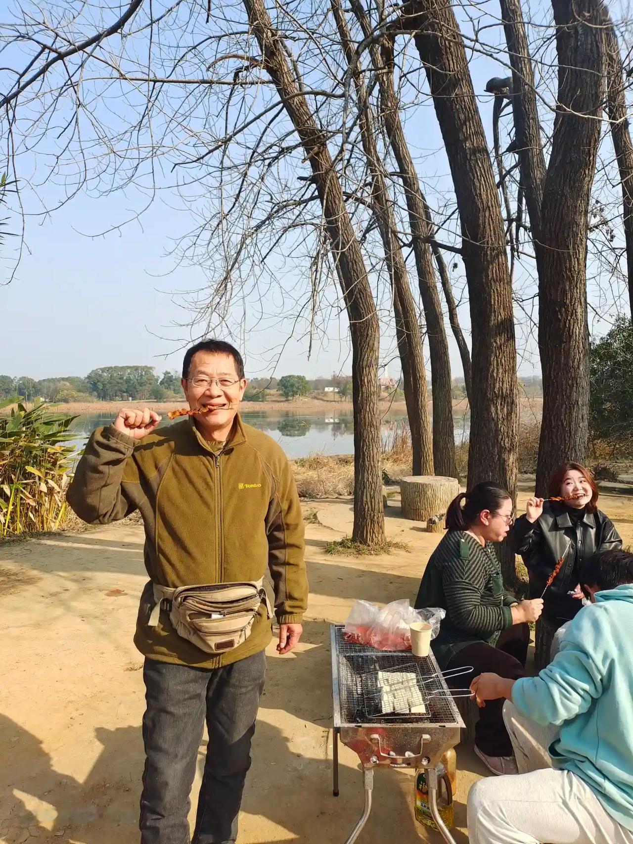 看你们烤了这么多肉，能送给我吃一串吗？