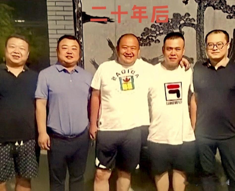 当年意气风发的五个少年，时隔多年再度合影，模样变了，情谊没变。
最好的友情大抵就