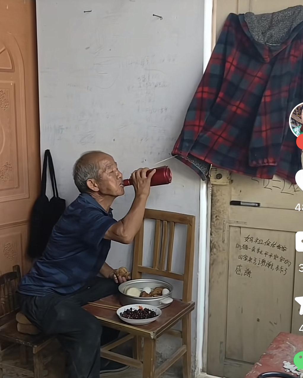 老太婆不让老爷子喝酒，监督的厉害👍，哪里有压迫哪里有反抗。为了能喝酒煞费苦心想