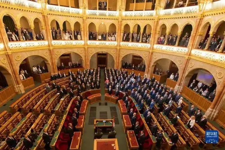 他用来打倒欧尔班的那把刀，原本是欧尔班亲手递给他的。

2026年4月12日深夜