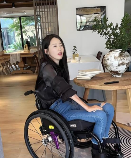 北京一女老师，车祸意外瘫痪，被丈夫抛弃。10年前资助过的穷学生：老师，这辈子我养