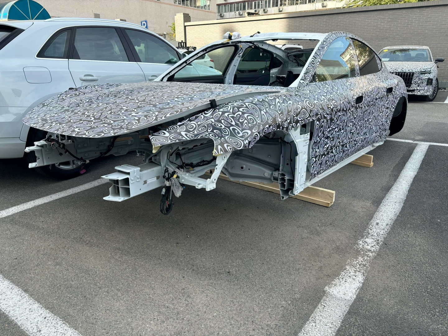 有博主拍到了小米汽车的骨架[思考]无边框车门，溜背造型，小米音箱图源小🍠博主 