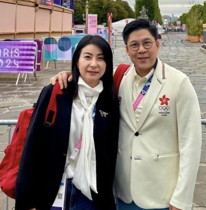 霍启刚郭晶晶看巴黎奥运会开幕式网友:好恩爱的一家人啊👍🏻👍🏻 ​​​