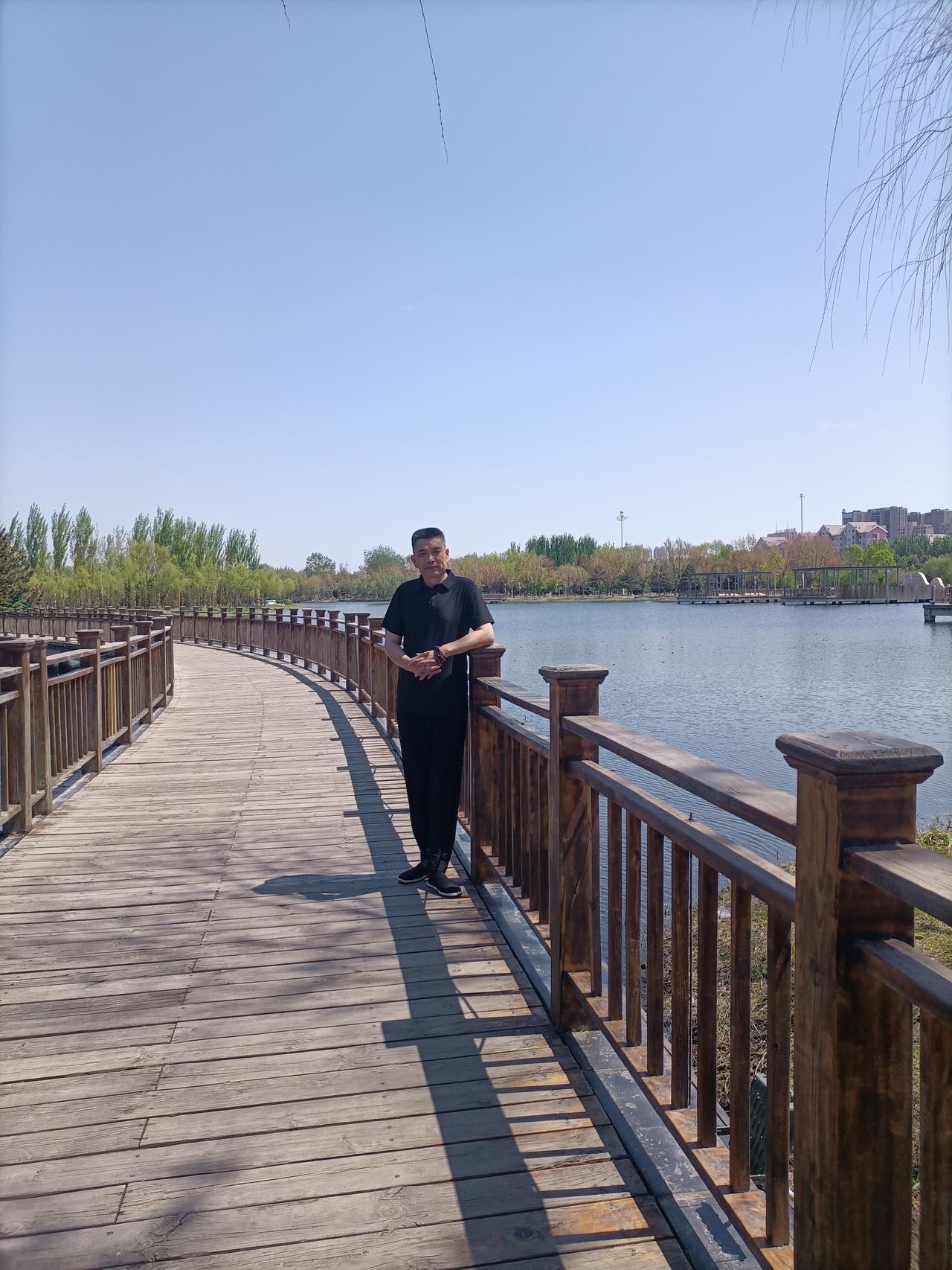 鹧鸪天:闲吟

文／原点

四月仲春洒玉珠，莺歌燕舞恼烦无。

轻舟棹水诗情涌，