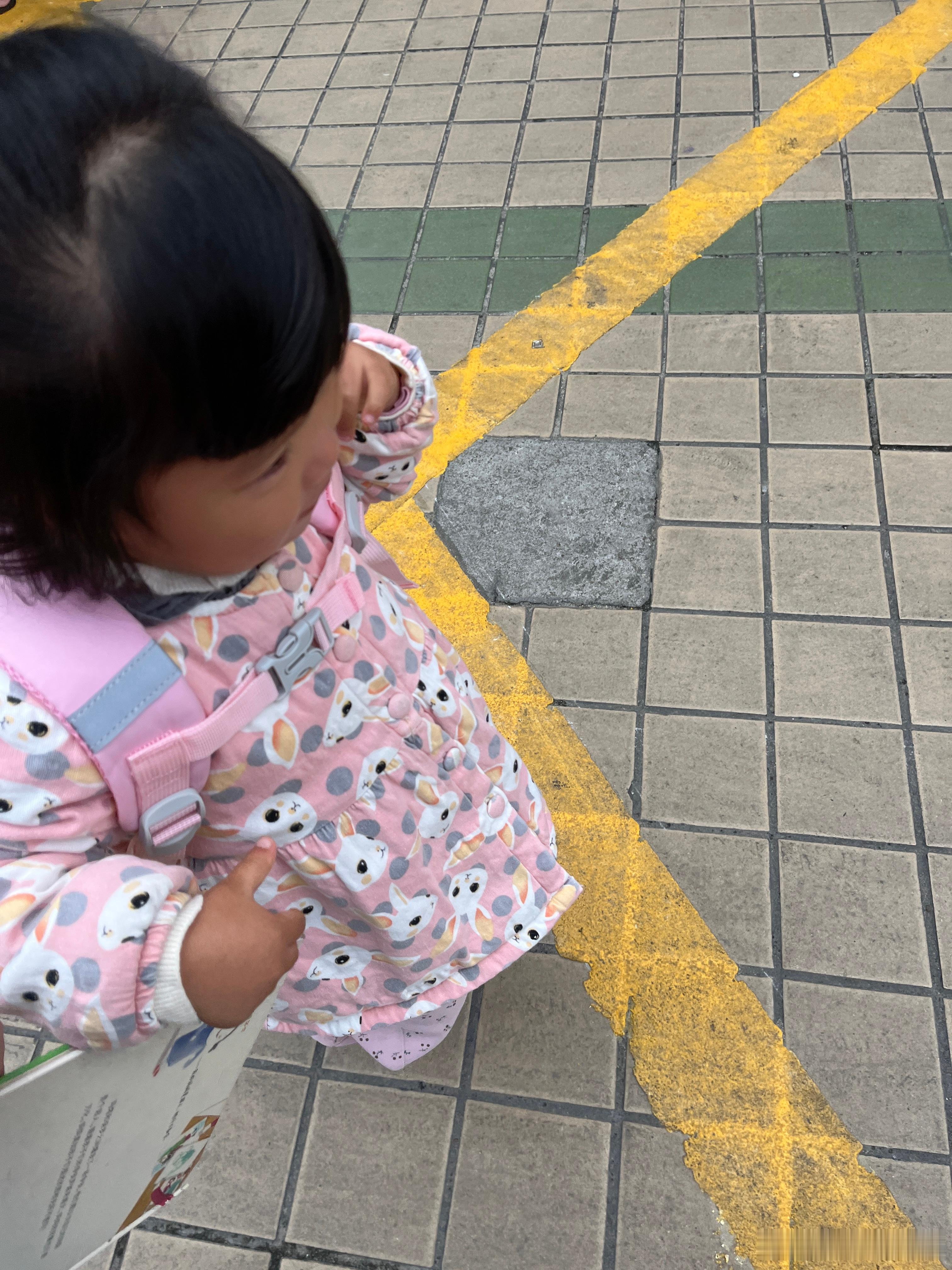 今天超级冷，我把棉服都穿上，昨晚那个风一直刮，这是台风，不是北风吧！昨晚9点多就