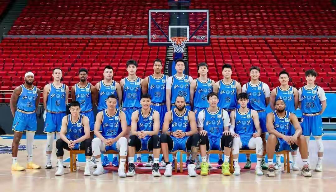 本赛季北京队可谓是球星云集，阵容堪称CBA 豪华战舰，有多名球员年薪高达几百万。
