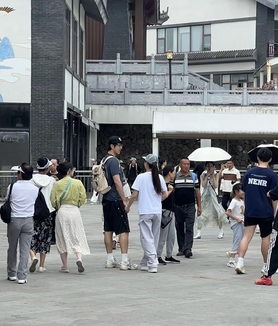 金莎孙丞潇江西旅游网友江西葛仙村偶遇金莎孙丞潇42岁依旧像个小女生一样，皮肤白皙