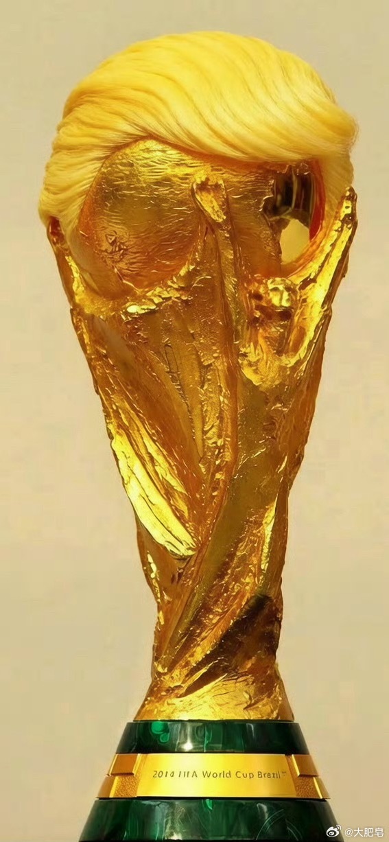 特朗普摸大力神杯 可以看出来川宝也想捧杯，估计私下自己偷偷捧了好几次，哈哈哈。
