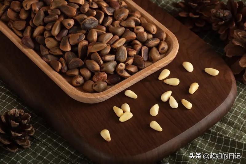 为什么松子都卖的很贵?
因为产量低，采摘难度大，营养价值高，所以价格很高，很多人