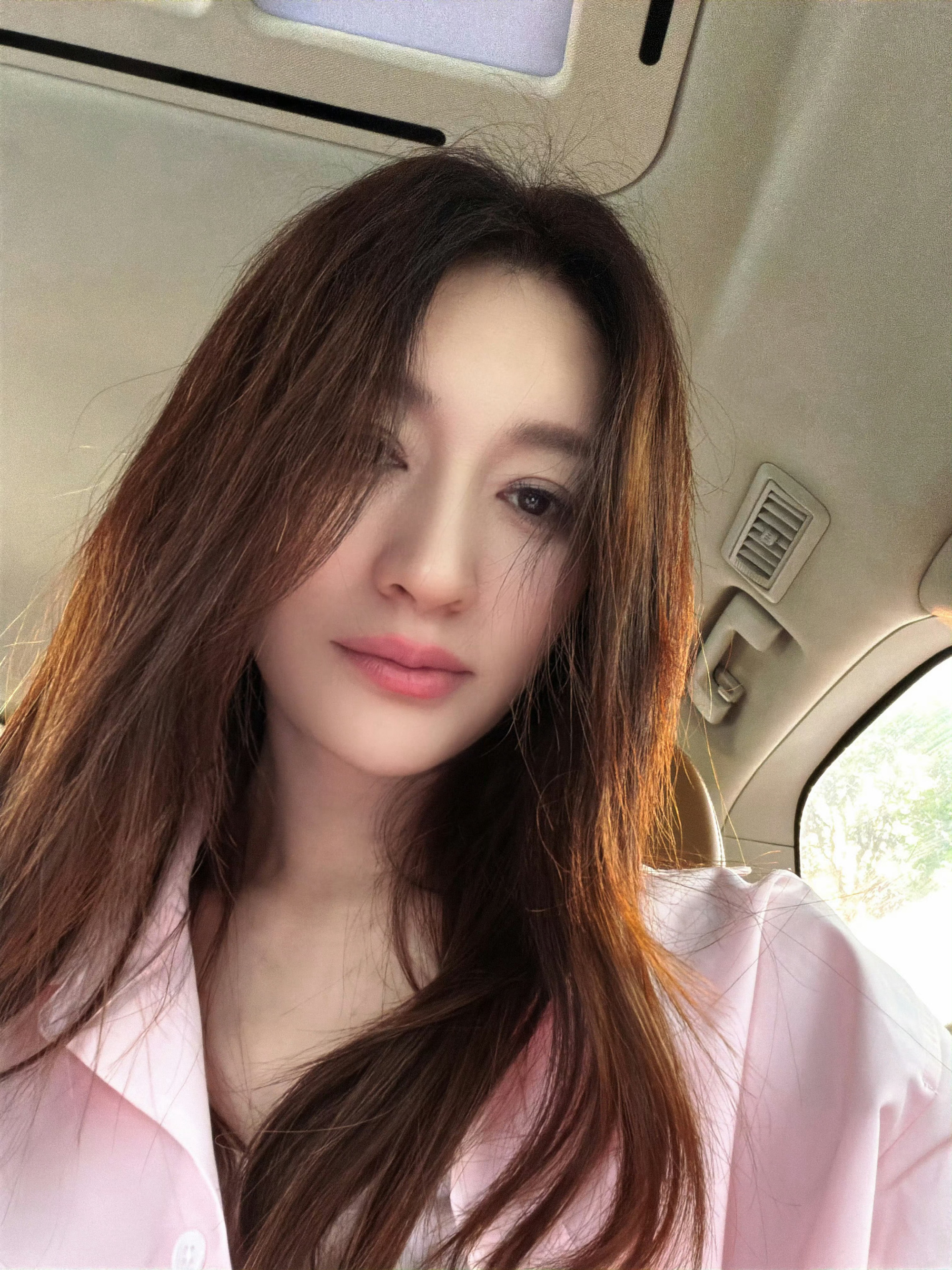 李小冉50岁状态获夸李小冉真的自带仙气，妥妥天选仙子，完全看不出岁月痕迹。每次看