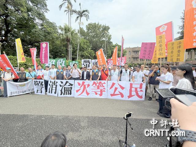 黄国昌大骂卓荣泰狗官，退休警消激愤爆粗
台湾民众党主席黄国昌20日号召逾百名头发