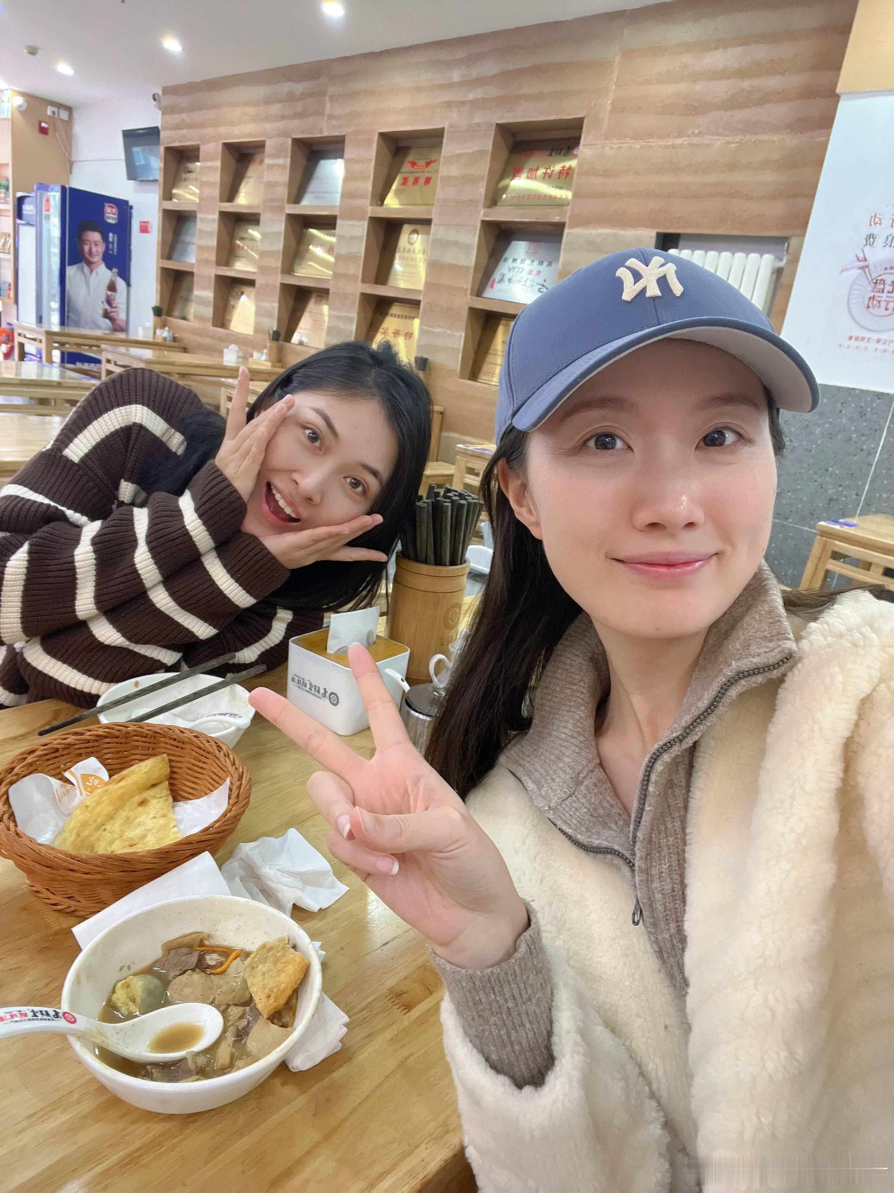 大家早，打工人最难熬的周三回顾一下跟洪姐吃到的人生第一胡辣汤之前对胡辣汤一直无感