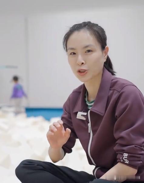 视频中，吴敏霞状态极佳，腰腹核心力量依旧在线。她与女儿并肩而立，一声令下，母女二