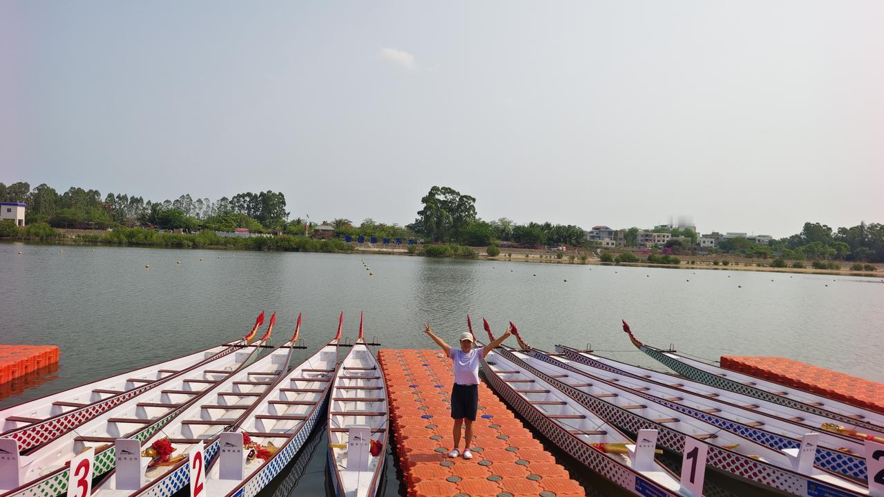 海南三月三，山海同心圆，4月20日上午将在北黎河举办龙舟赛。16人龙舟，12只队