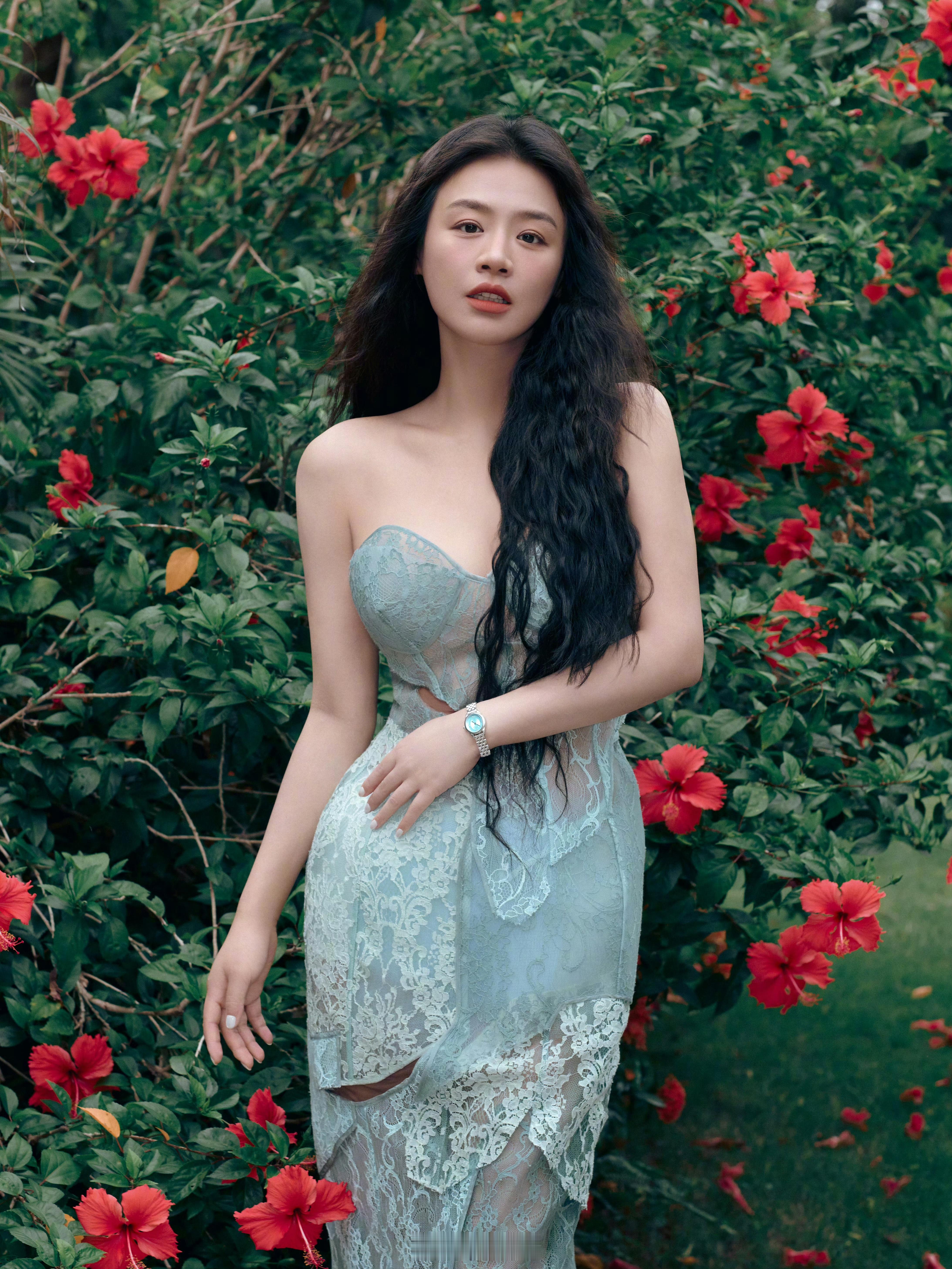 马思纯红花配蓝裙 明艳感与灵动气质的碰撞太绝了！一袭轻盈蓝裙搭配大红花，复古浪漫