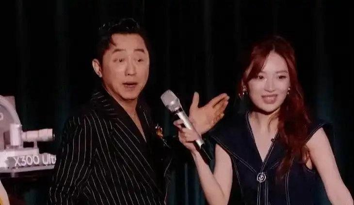 歌手节目淘汰后一个月，庾澄庆终于公开回应，淘汰内幕曝光。一月，像一段被剪下的乐句