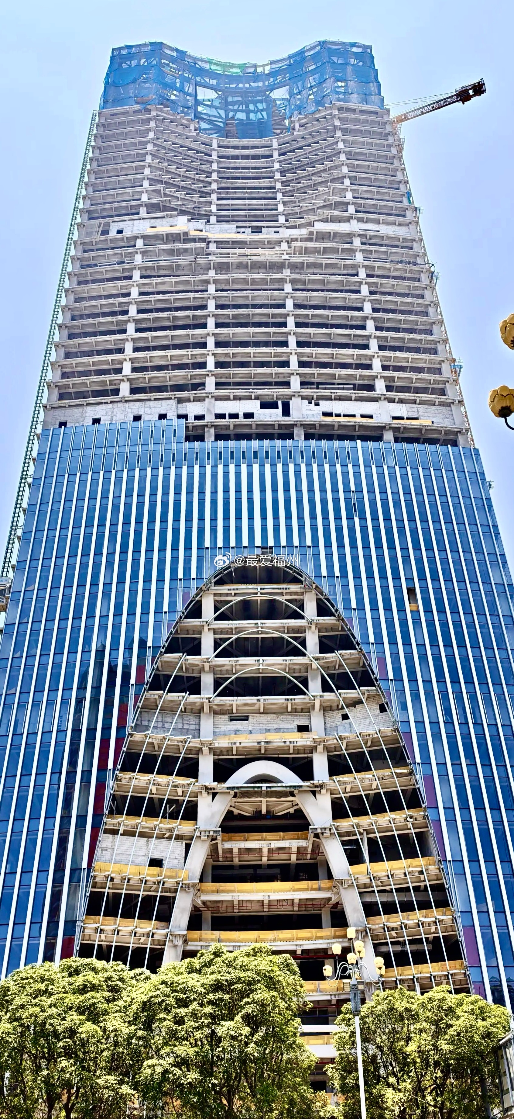 兴业银行福州总部大楼玻幕上装进度从这个角度看 像极了裤衩子