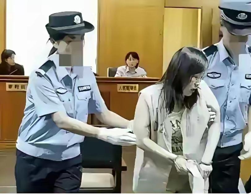 58岁女老师延迟退休：狂扇学生8耳光进班房！值得同情吗？

       ​看到