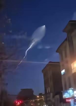 伊朗首次发射了第一枚塞吉尔导弹，“塞吉尔”是伊朗研制的两级固体燃料中程弹道导弹，