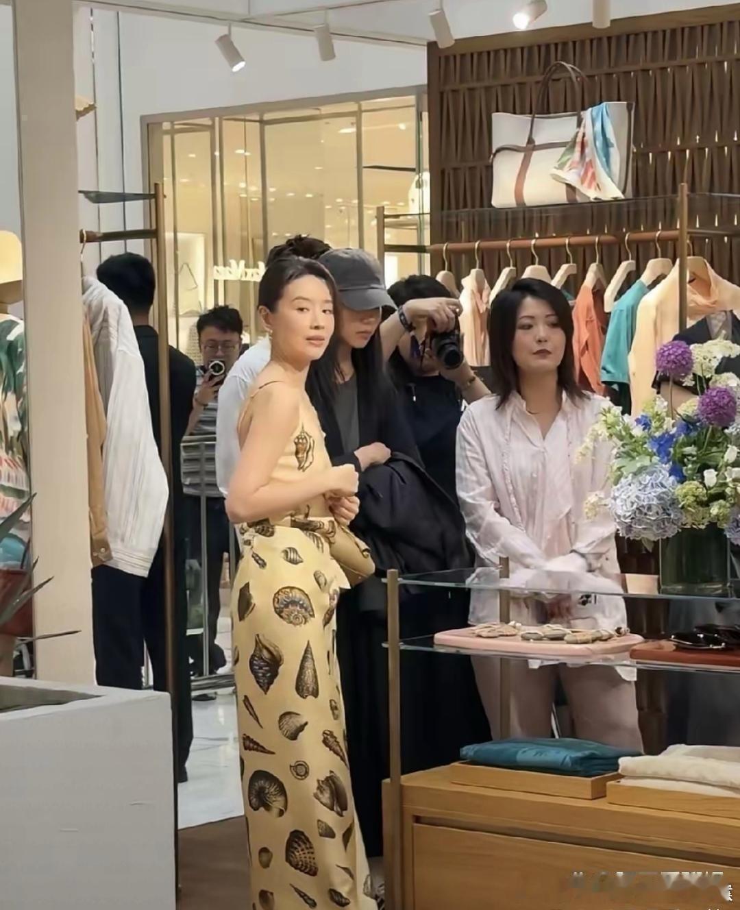 网友在商场碰到董洁，本人又嫩又美，气质没得说。 