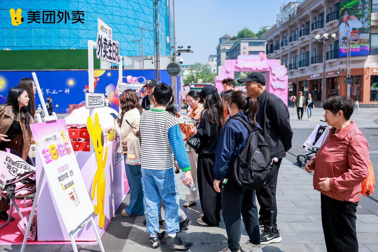 全国人民羡慕杭州人四月的杭州，春风温润，湖山皆秀。西湖苏白堤上，桃红柳绿，碧波映