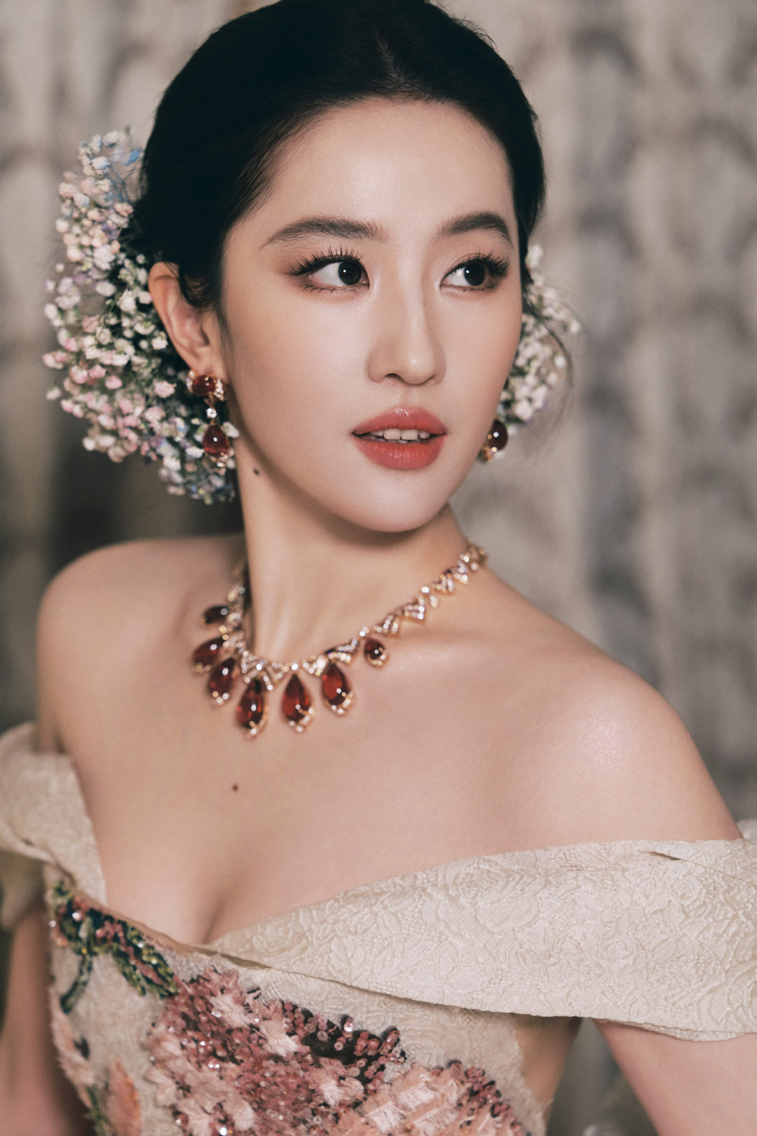 刘亦菲簪满天星vogue刘亦菲出图 ​VOGUE刘亦菲出图，好像一个公主呀，头发