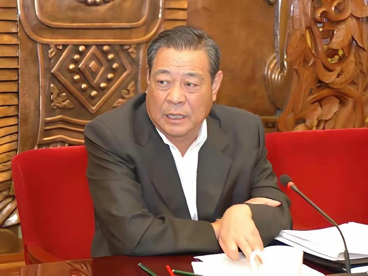他从基层村干部起步，历经烟台、省冶金系统任职，1995至2001年，主政山东期间