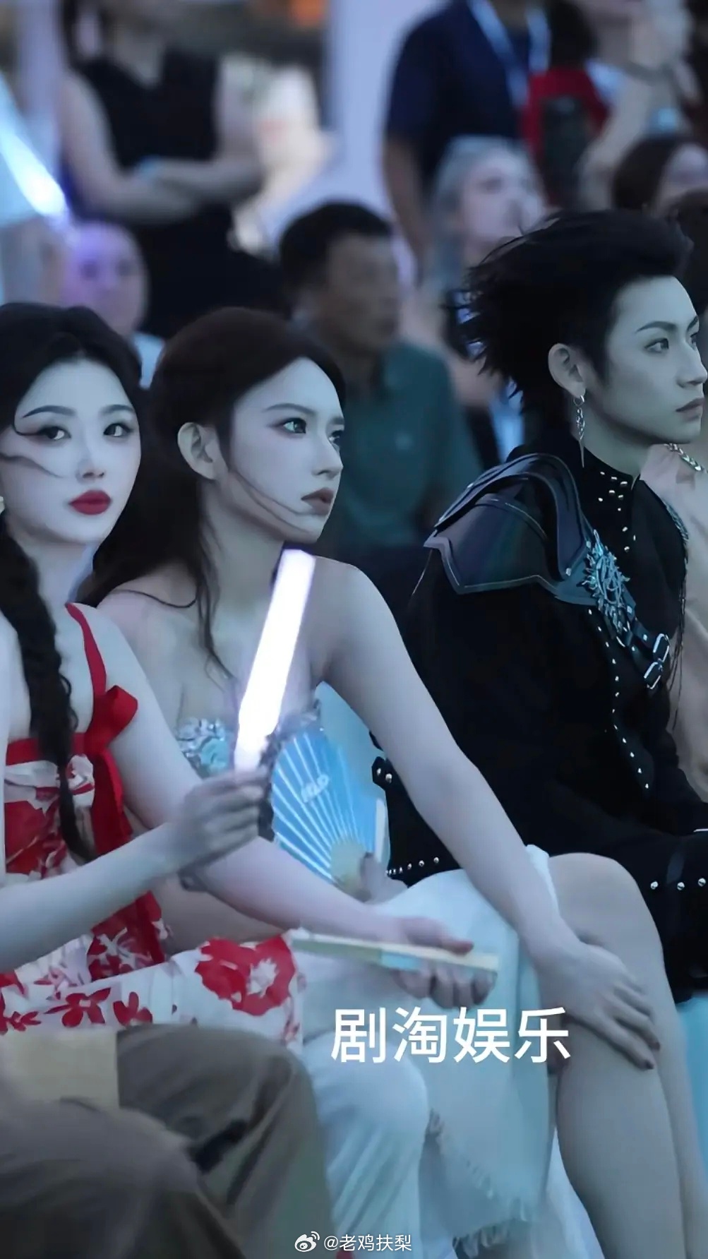 孔雪儿和程潇的这组合照深度诠释了皮相美为什么不及骨相美了。 