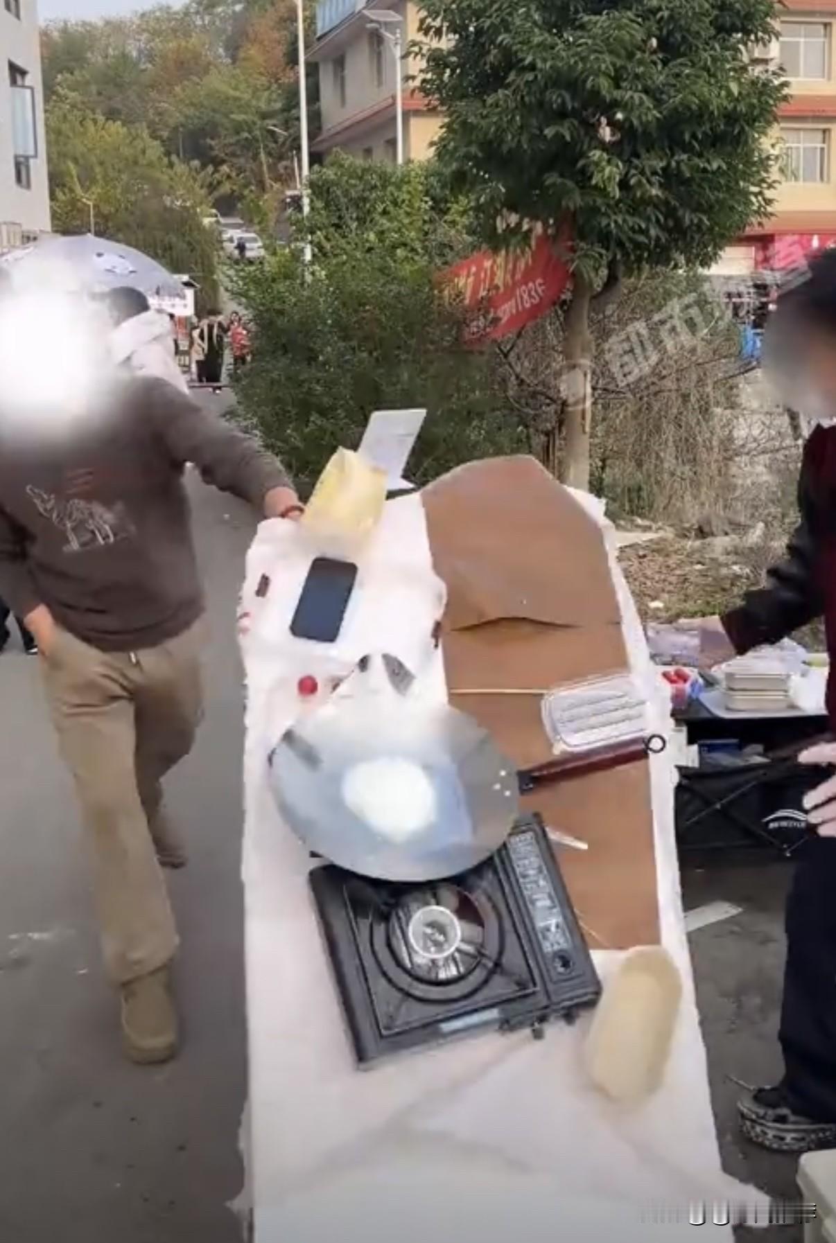 四川绵阳摊贩因争抢客源掀翻学生摊位，警方依法处理并促双方和解

12月9日下午4