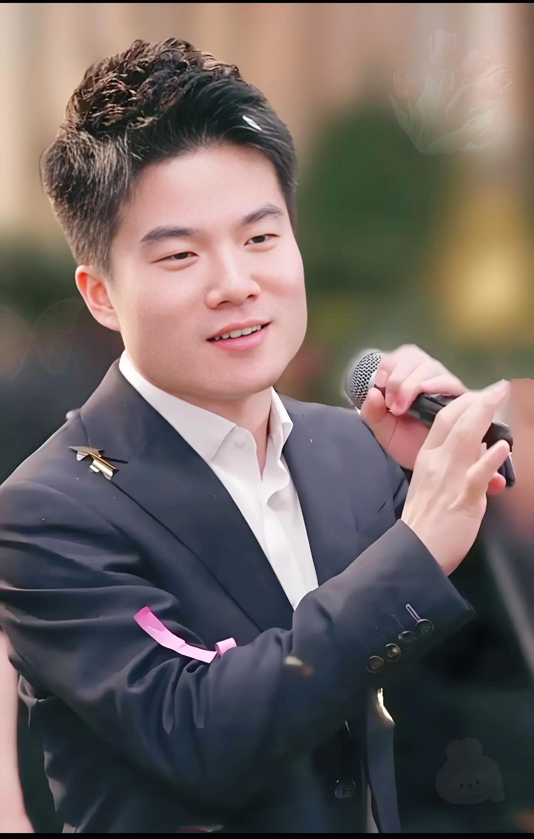 董宇辉这步棋，走得够“野”的。

刚听闻他砸了1000万成立“禾与春时”，本以为
