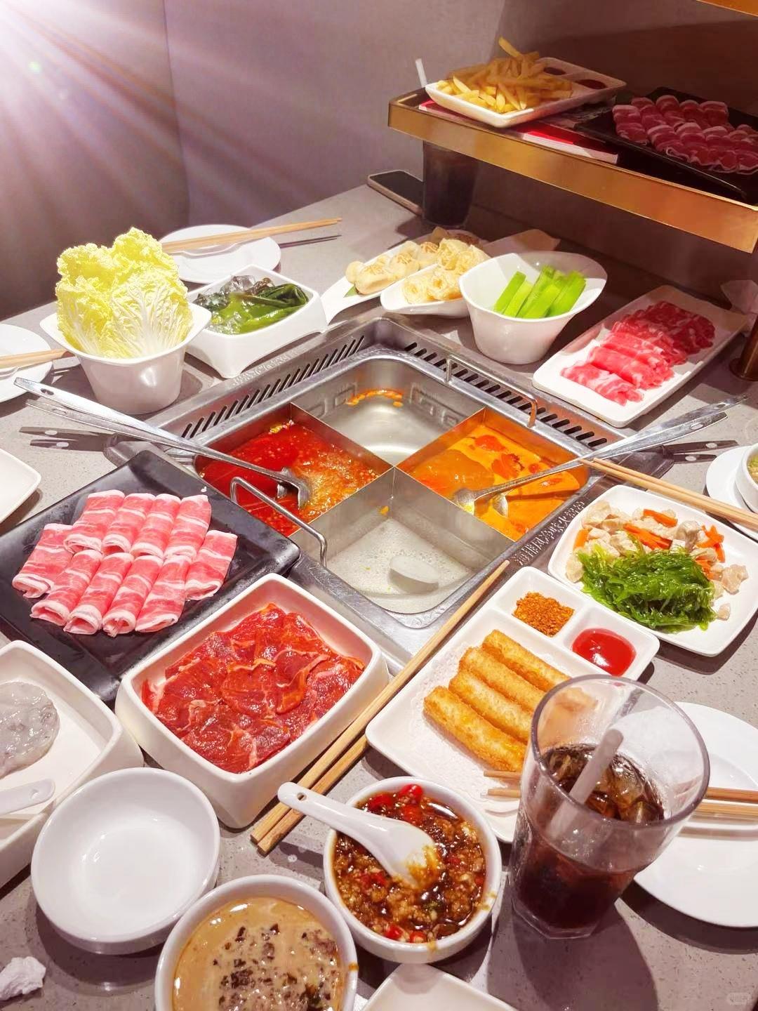 冬天到了，没有一顿火锅解决不了的问题。当外面大雪纷飞，屋内火锅咕噜咕噜翻滚，那感