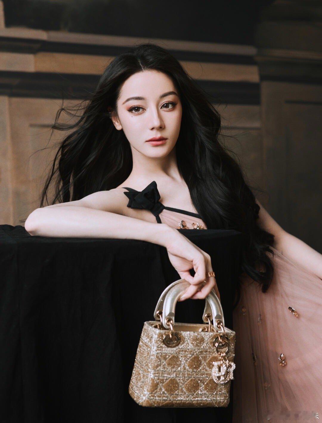 迪丽热巴[超话]   深V款式大胆勾勒出她性感的曲线，吊带的款式，巧妙地展现了优