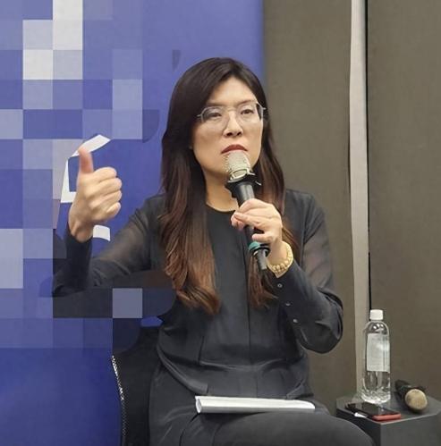 郑丽文又出高招，
“弹劾赖清德”公听会前夕，
选派张亚中参会！


党内公听会这