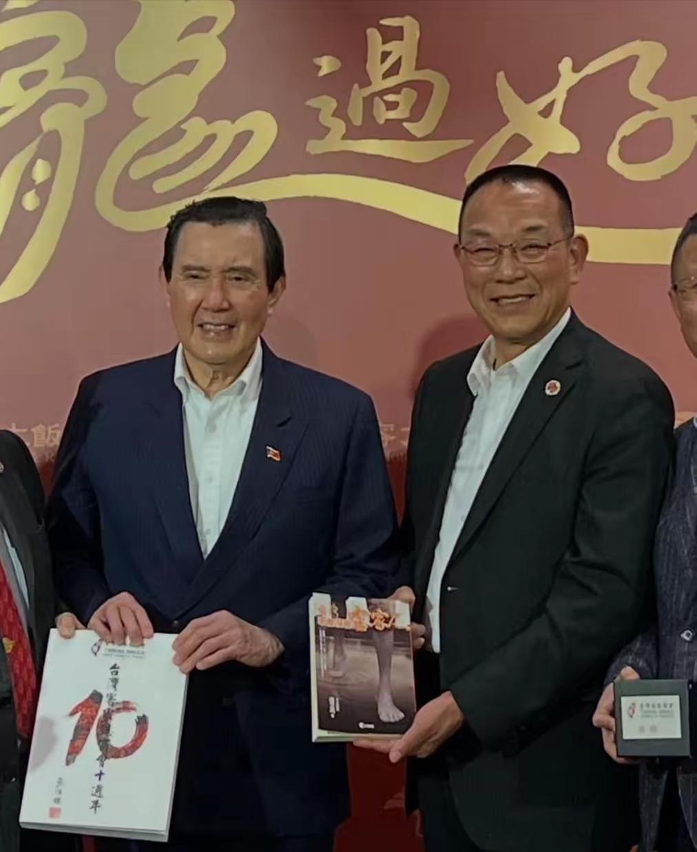 金傅聪弄巧成拙，搬起石头砸自己的脚，金溥聪公开一张萧旭岑与台商手捧现金的合影，本