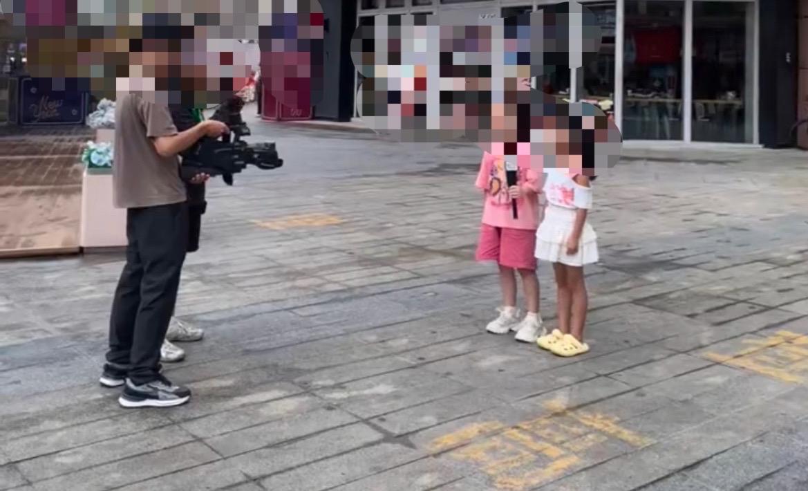 【玉林某大型商场门口疑采访孩子的新骗局】

近日，网友爆料称：玉林市城区的某大型