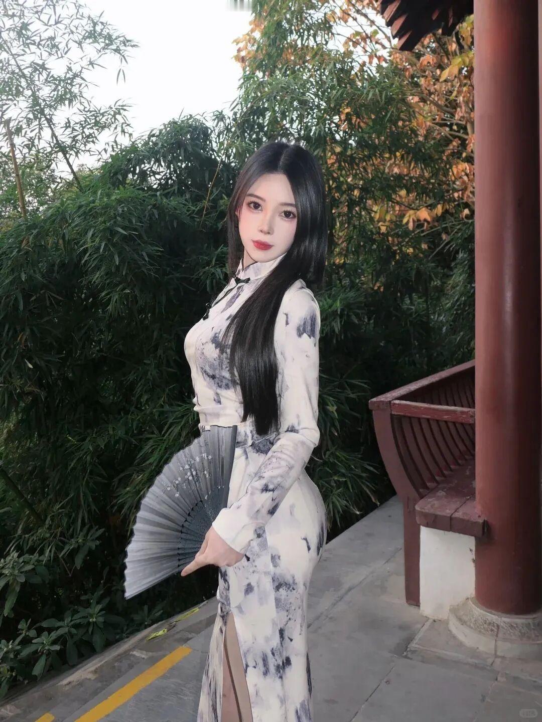 秋意渐深，那股古典韵味也愈发浓郁醇厚。想象置身于一座古色古香的庭院，秋风轻拂，树