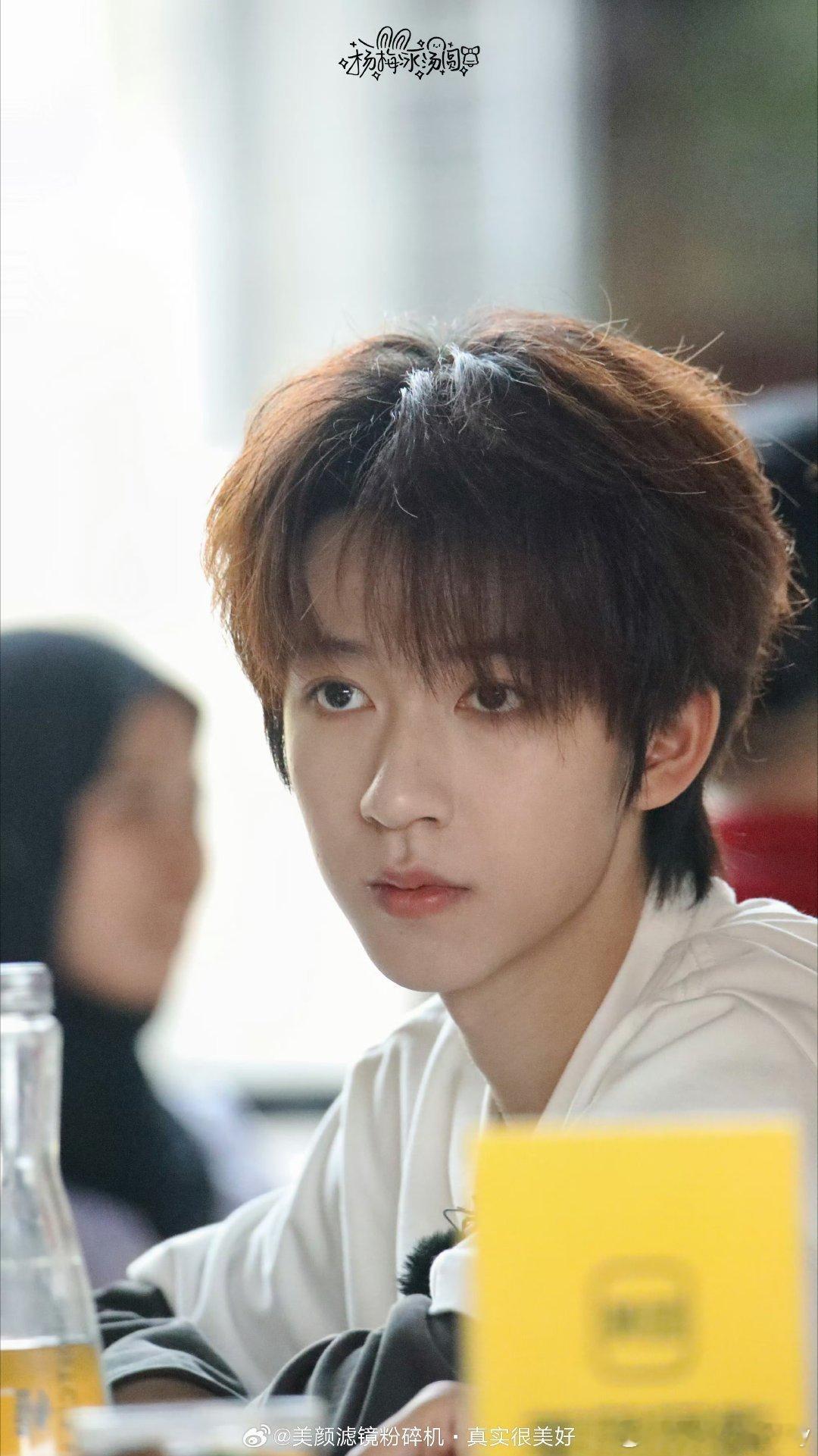 t，美颜滤镜发的贺峻霖 苏新皓生图对比，你吃哪一位帅哥的颜？