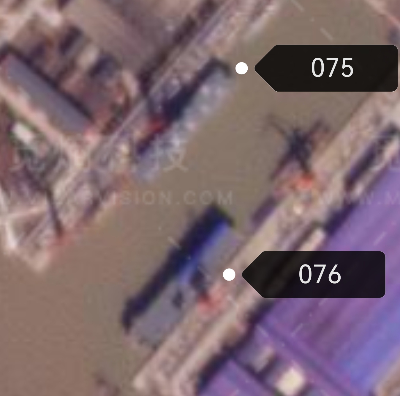 卫星图直观对比075和076，075明显苗条了很多 