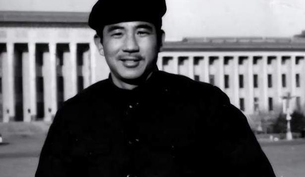 1965年，台湾空军飞行员张立义驾机被击落，台当局随即宣布其死亡，蒋经国亲自为其