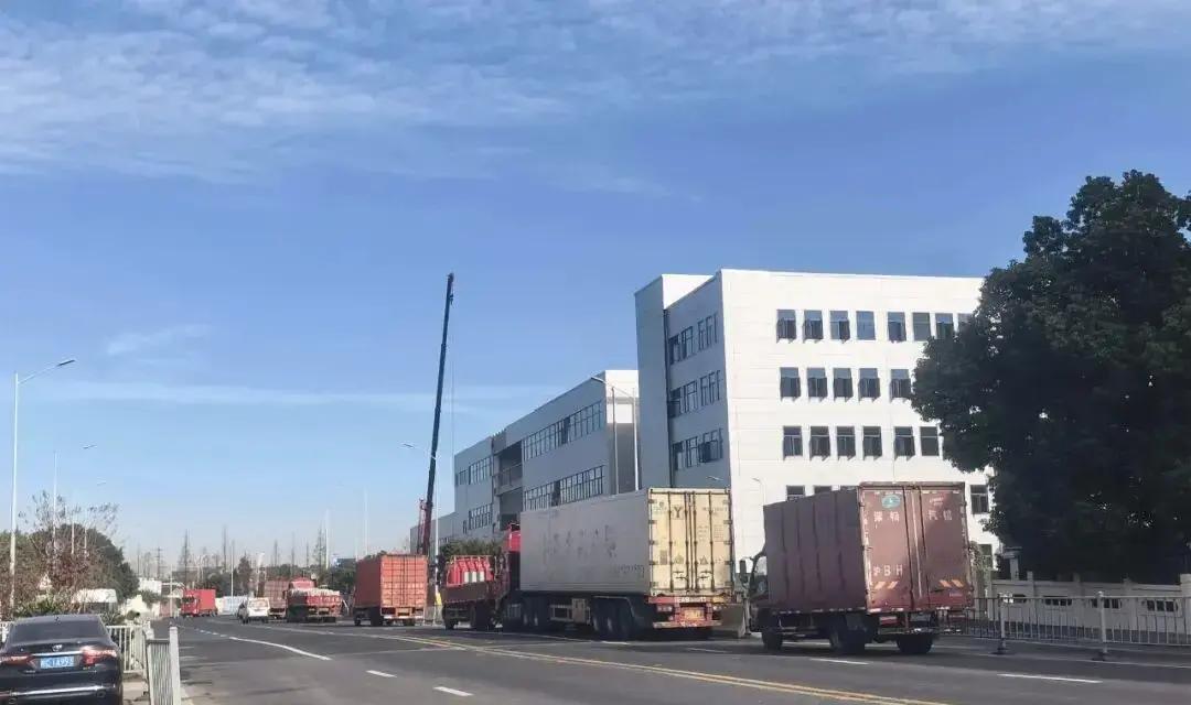 上海青浦华新工业园区，以前早晚高峰时，华志路、芦蔡北路那些主干道上，大货车一排排