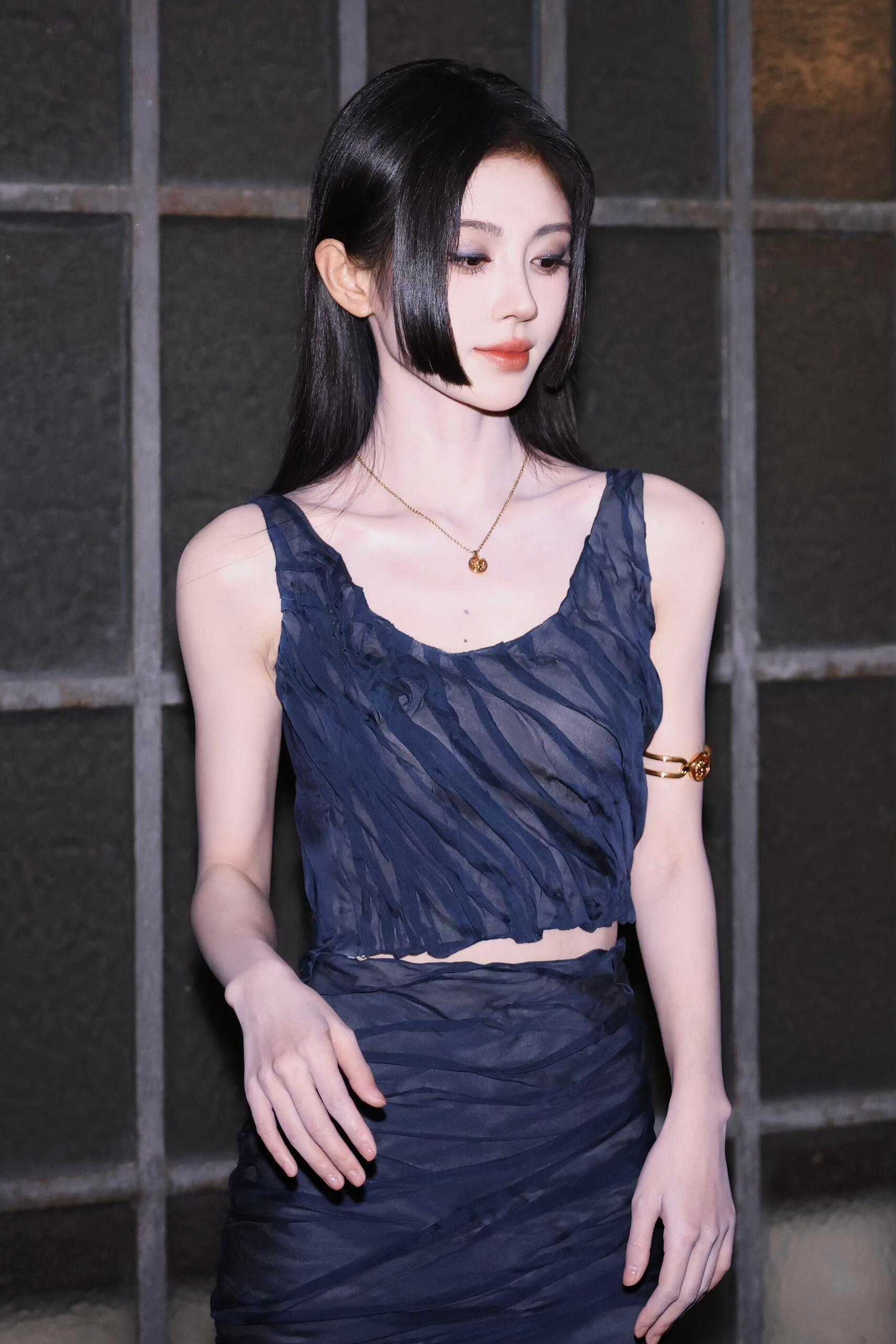 鞠婧祎鞠婧祎珍珠腰链 在复制粘贴的时代，你是手写的诗