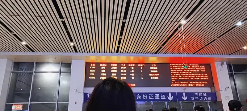 尘世上最远的距离从来不是隔着山海跨不过时差。

是你在高铁站提前半小时到，慢悠悠
