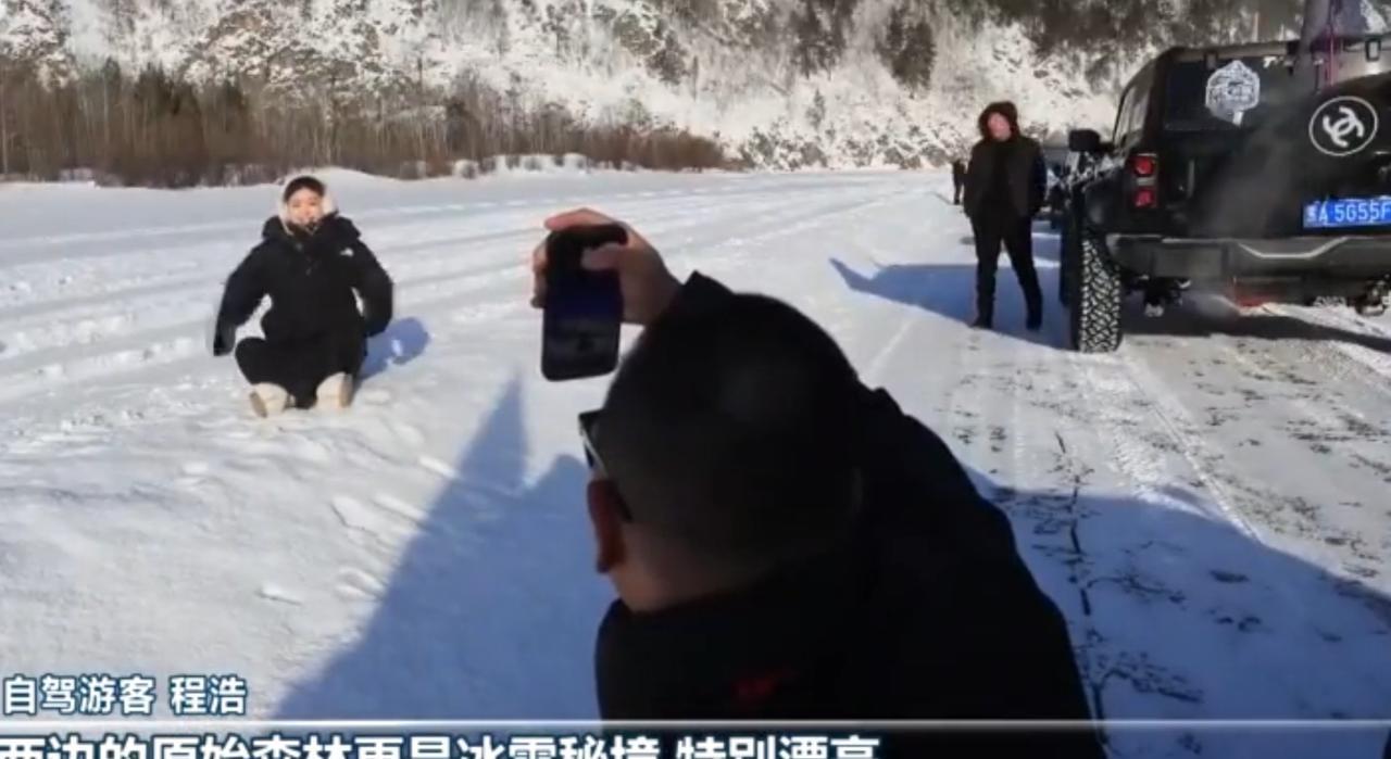 冰封的河面上，自驾游客用镜头定格原始杏林的冰雪秘境，蓝冰之上的徒步者仿佛踏入了冰