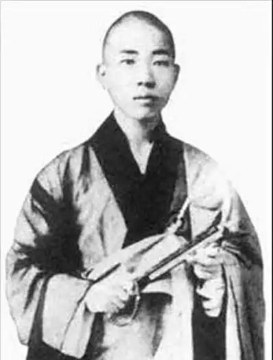他是姐夫和小姨子的私生子，出家为僧却在妓院得道，死后6年下葬。都说出家人四大皆空